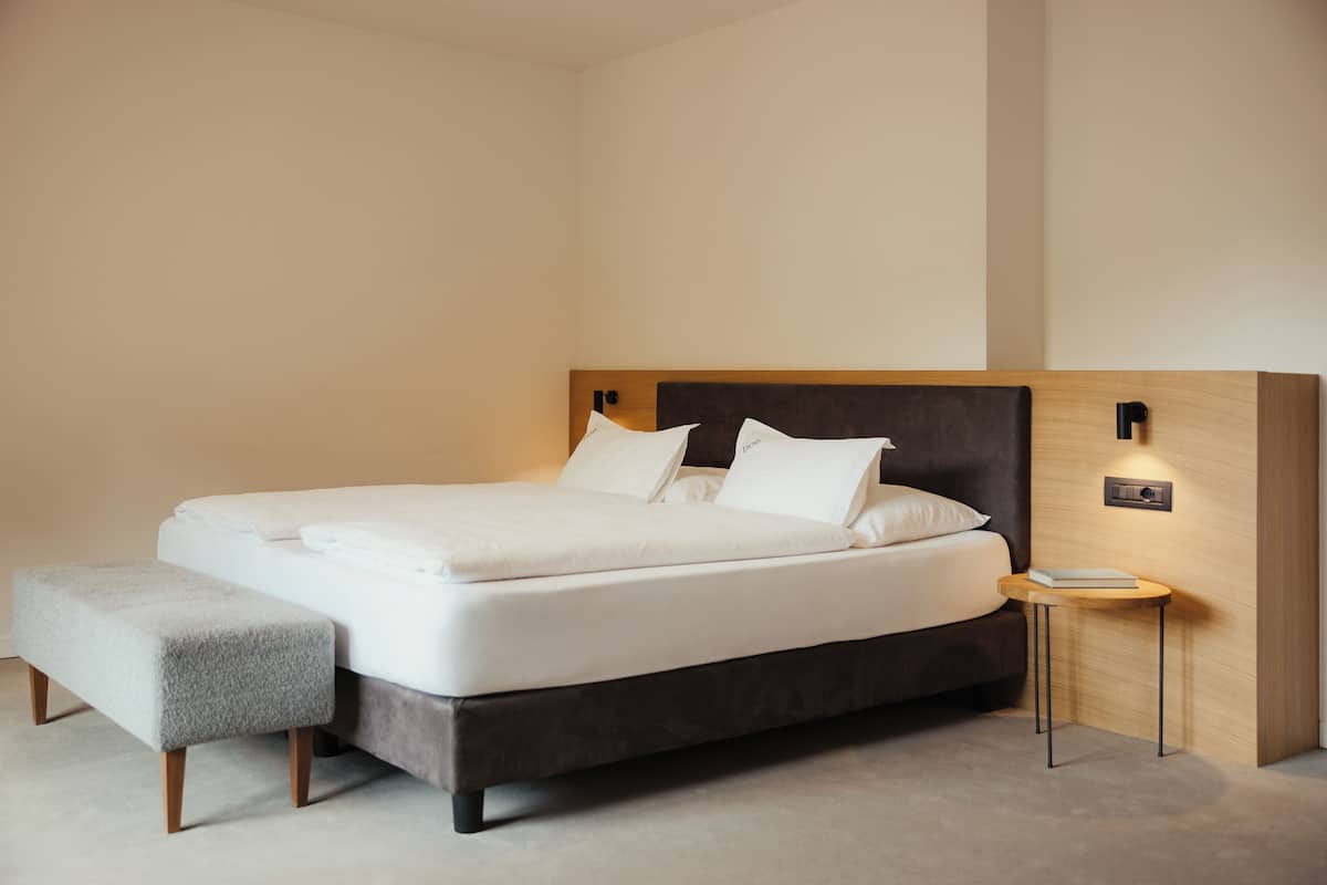 Deluxe kamer, 1 twee- of 2 eenpersoonsbedden | 1 slaapkamer, hypoallergeen beddengoed, donzen dekbedden, een minibar