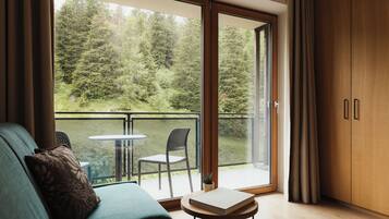 Hypo-allergenic bedding, down duvets, minibar, in-room safe