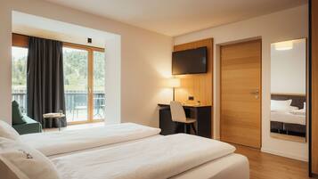 Junior Room | Hypo-allergenic bedding, down comforters, minibar, in-room safe