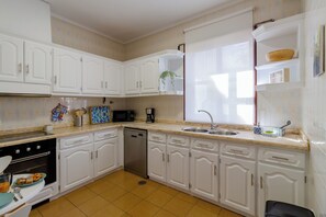 Fridge, microwave, oven, stovetop - Apartment Close to the Ria de Aveiro, São Jacinto (Aveiro)