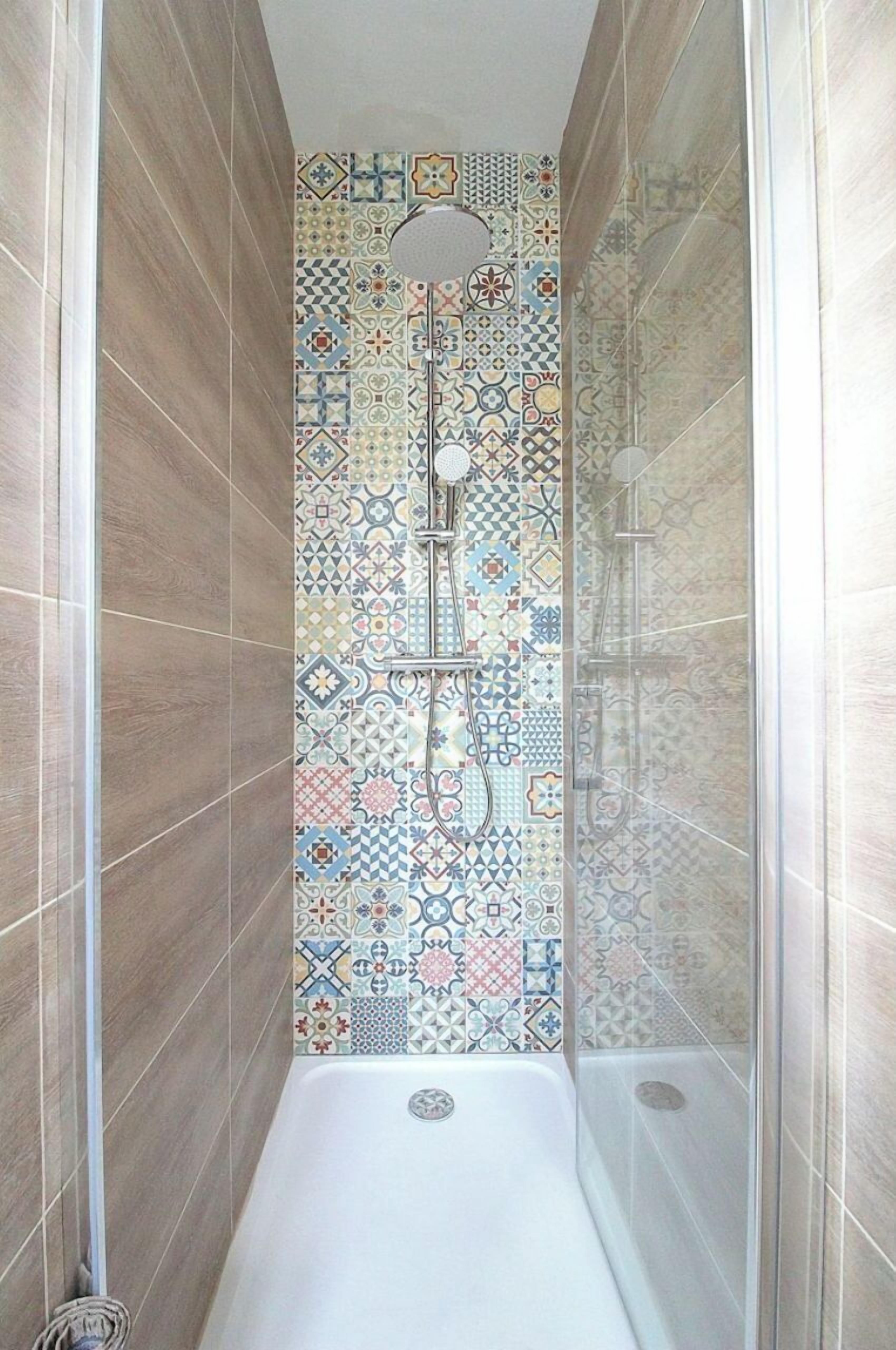 Séchoir à cheveux, serviettes fournies, papier de toilette