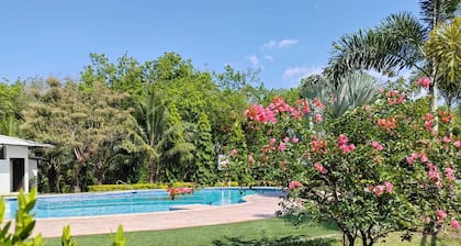 A Pocos Pasos de la Piscina Esta "casa Ilusion," tu Casa