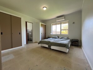 4 bedrooms, in-room safe, desk, iron/ironing board