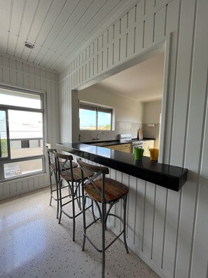 Kühlschrank, Ofen, Herdplatte, Wasserkocher mit Kaffee-/Teezubehör