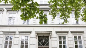 A classical building facade with symmetrical windows and a central entrance. - ★ Ko-Living IX at the Opera | Right in the center | Free WiFi | Up to 4 people ★ (Halle (Saale))