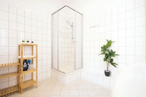 Dusche, umweltfreundliche Kosmetikartikel, Haartrockner, Handtücher