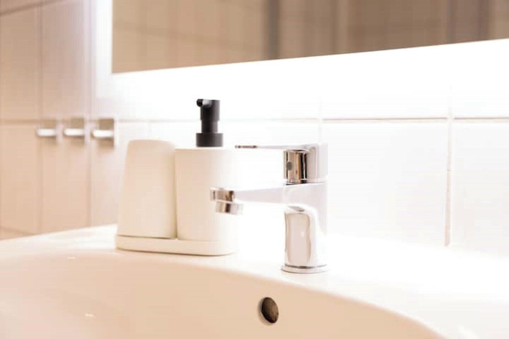 Dusche, umweltfreundliche Kosmetikartikel, Haartrockner, Handtücher