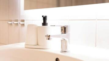 Dusche, umweltfreundliche Kosmetikartikel, Haartrockner, Handtücher