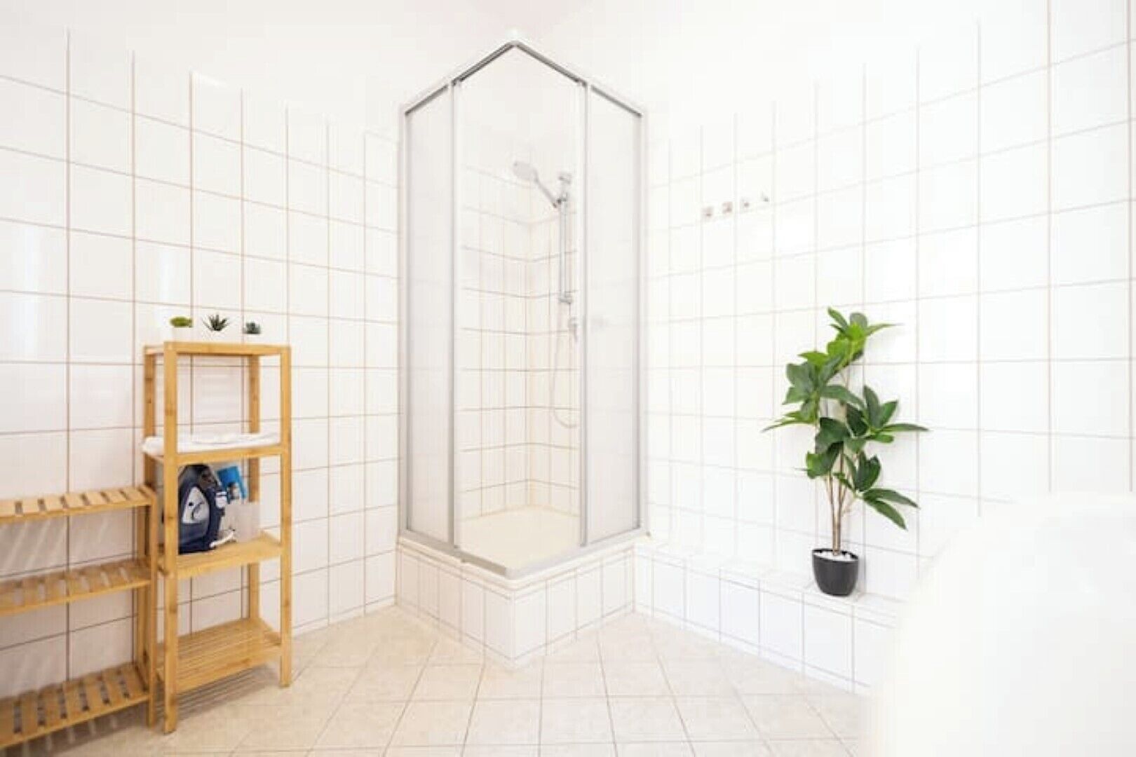Dusche, umweltfreundliche Kosmetikartikel, Haartrockner, Handtücher