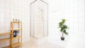 Dusche, umweltfreundliche Kosmetikartikel, Haartrockner, Handtücher