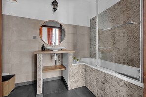 Articles de toilette gratuits, sèche-cheveux, serviettes fournies