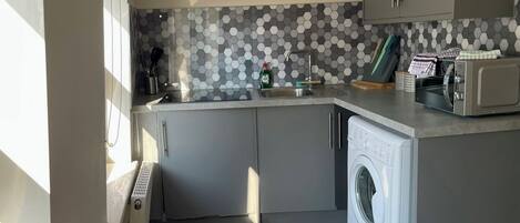 Apartemen | Dapur pribadi | Lemari es, microwave, kompor, dan ketel listrik