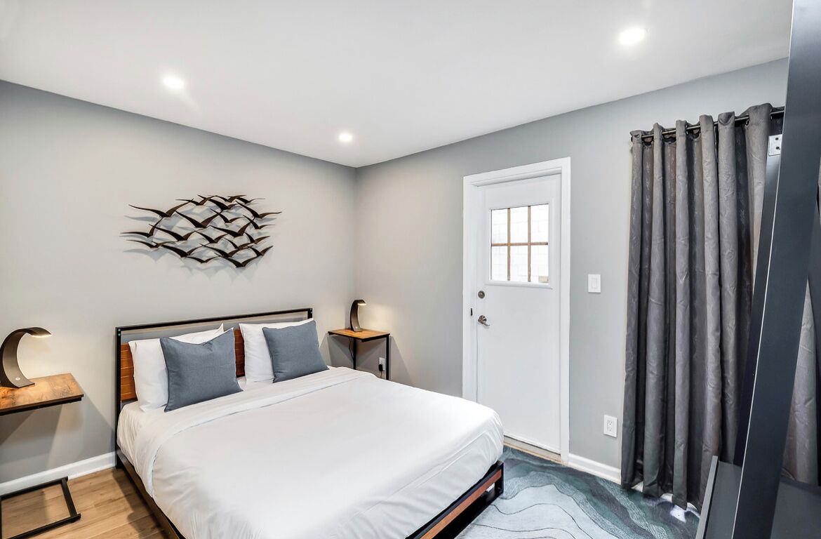 5 bedrooms, iron/ironing board, WiFi, bed sheets