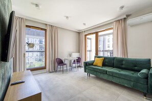Appartement, climatisation, vue ville | Coin séjour | Télévision à écran plat