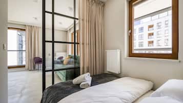Apartamento, ar-condicionado, vista para a cidade | Roupas de cama antialérgicas, espaço de trabalho para notebook