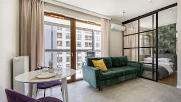 Apartamento, ar-condicionado, vista para a cidade | Área de estar | TV de tela plana