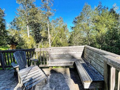 Forest Getaway Cozy, Inviting Cabin w Deck