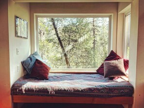 2 habitaciones, escritorio y tabla de planchar con plancha 