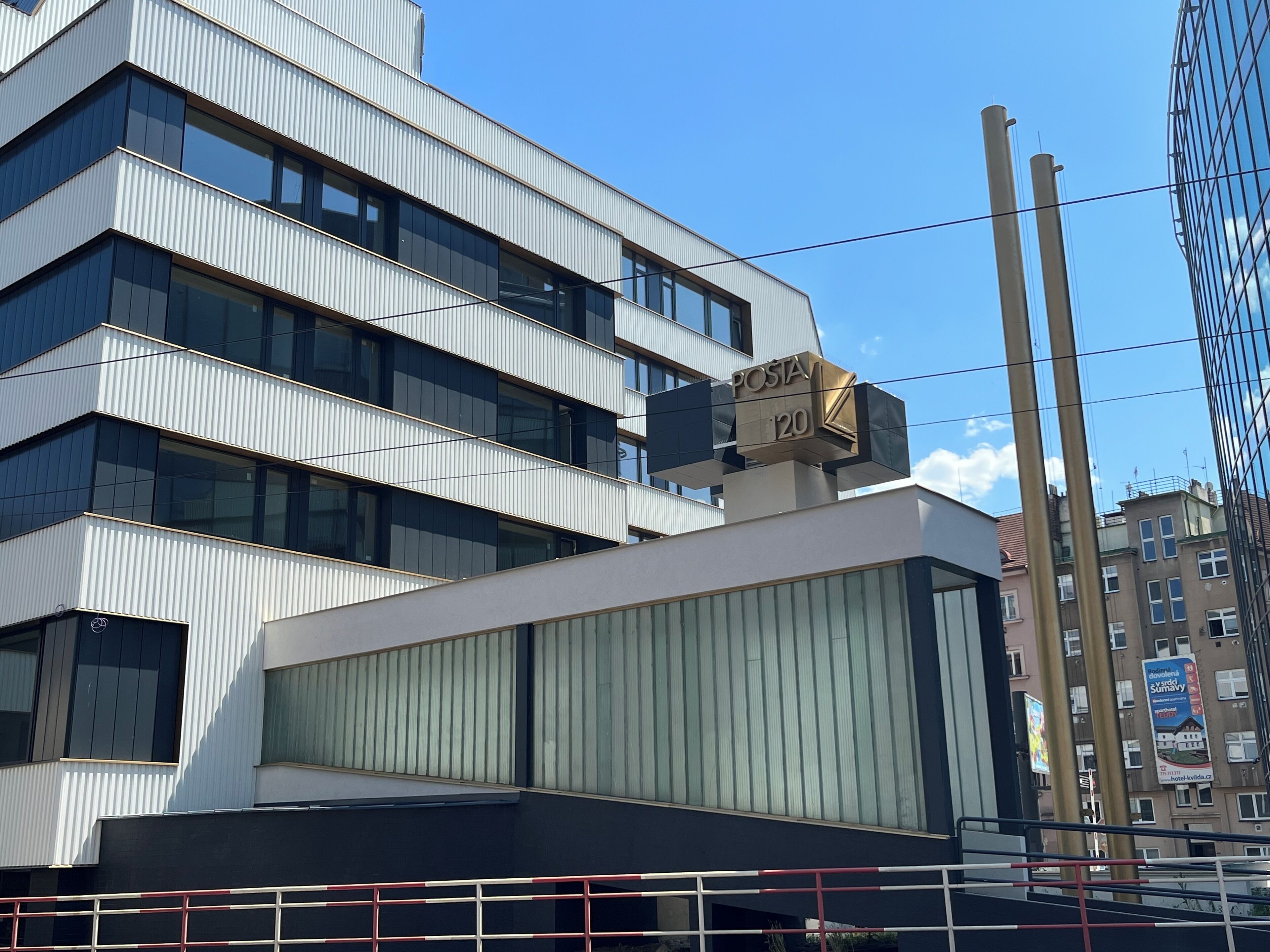 Een modern gebouw met een bord waarop 'POSTA 120' staat.