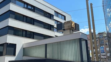 Een modern gebouw met een bord waarop 'POSTA 120' staat.