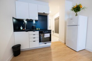 Fridge, cookware/dishes/utensils