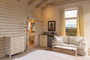 4 bedrooms, desk, iron/ironing board, WiFi