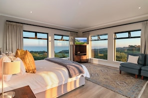 4 bedrooms, desk, iron/ironing board, WiFi