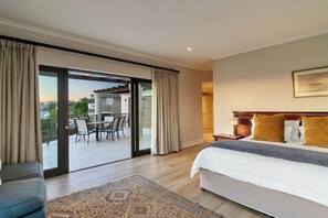 4 bedrooms, desk, iron/ironing board, WiFi