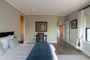 4 Schlafzimmer, Schreibtisch, Bügeleisen/Bügelbrett, WLAN