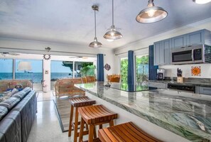 Fridge, microwave, oven, stovetop - Oasis in The Keys-Kayaks-Paddle Boards-Cabana Club (Marathon)