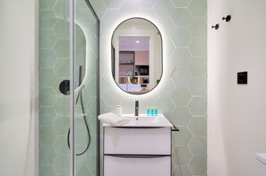 Shower, hair dryer, towels