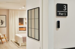 Tabla de planchar con plancha, internet y ropa de cama 