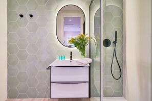 Shower, hair dryer, towels - iloftmalaga Muelle Uno III (Málaga)