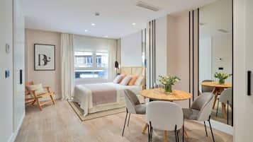 Een strijkplank/strijkijzer, internet, beddengoed