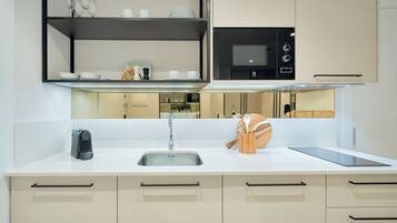 Een koelkast, een magnetron, een koffiezetapparaat/waterkoker