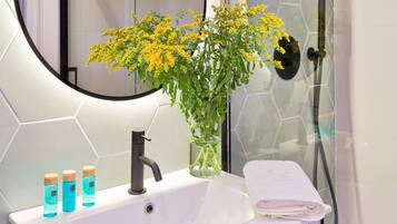 Een douche, een haardroger, handdoeken