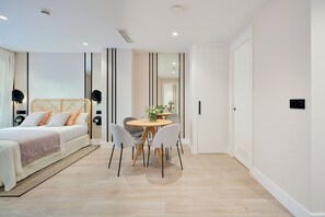 Tabla de planchar con plancha, internet y ropa de cama 