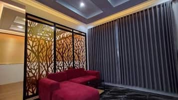 Deluxe Studio, 1 Bedroom, Mountain View | Egyptian cotton sheets, premium bedding, desk, free WiFi