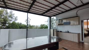 Deluxe Studio, 1 Bedroom, Mountain View | Private kitchen
