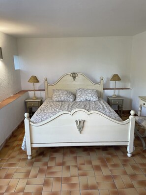 3 bedrooms, iron/ironing board, WiFi, bed sheets - Callian View (Callian)