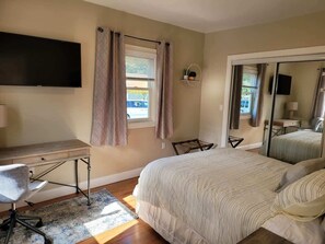 1 habitación, escritorio, tabla de planchar con plancha y cuna de viaje 