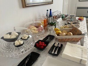 Desayuno continental gratuito y diario