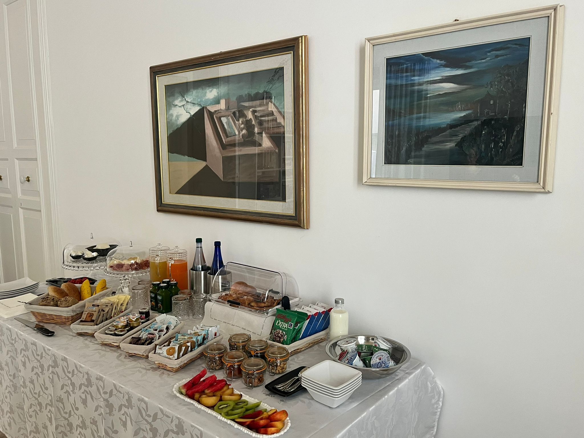 Ein reichhaltiges Frühstücksbuffet mit verschiedenen Speisen und Beilagen.