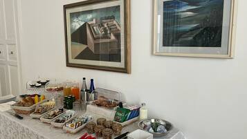 Ein reichhaltiges Frühstücksbuffet mit verschiedenen Speisen und Beilagen.