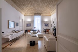 Un salón comedor amplio con techo alto y un rincón de estar acogedor.