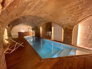 Indoor pool, open 10:00 AM to 8:00 PM, sun loungers - Vianna Suites & Spa (Lecce)
