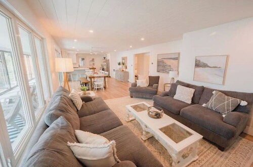 Beautiful 5bedroom waterfront cottage with Hot Tub