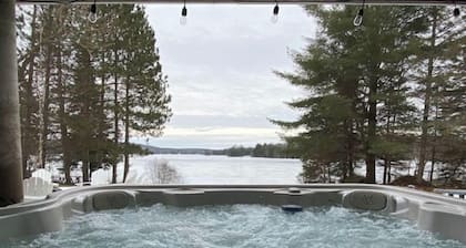 Beautiful 5bedroom waterfront cottage with Hot Tub