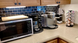 冷蔵庫、電子レンジ、オーブン、コンロ