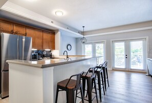 Køleskab, mikrobølgeovn, ovn, kogeplade